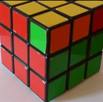 Cubo di Rubik con primo strato da completare