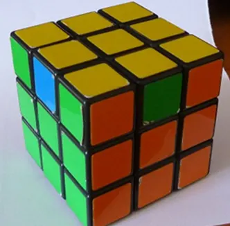 Cubo di Rubik con spigoli da completare