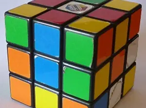 Scopri di più sull'articolo Cosa ha a che fare il cubo di Rubik con i denti?