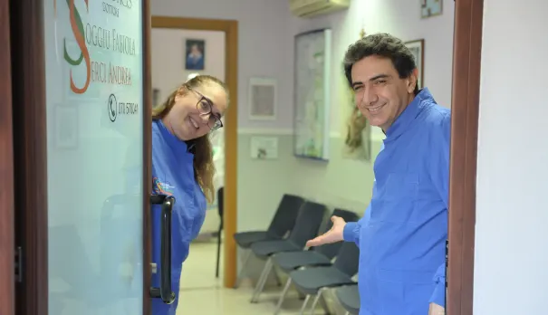 I dottori Serci e Soggiu all'ingresso dello studio a Monserrato